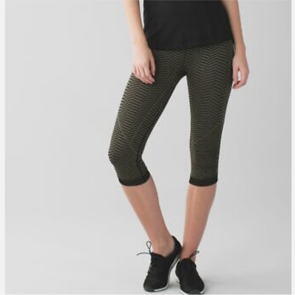 Women's Lululemon In The Flow Crop II Fatigue Green Black Chevron - Picture 15 of 15
